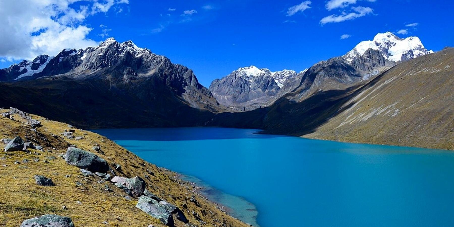 singrenacocha blue lake by inca trail expeditions (1)