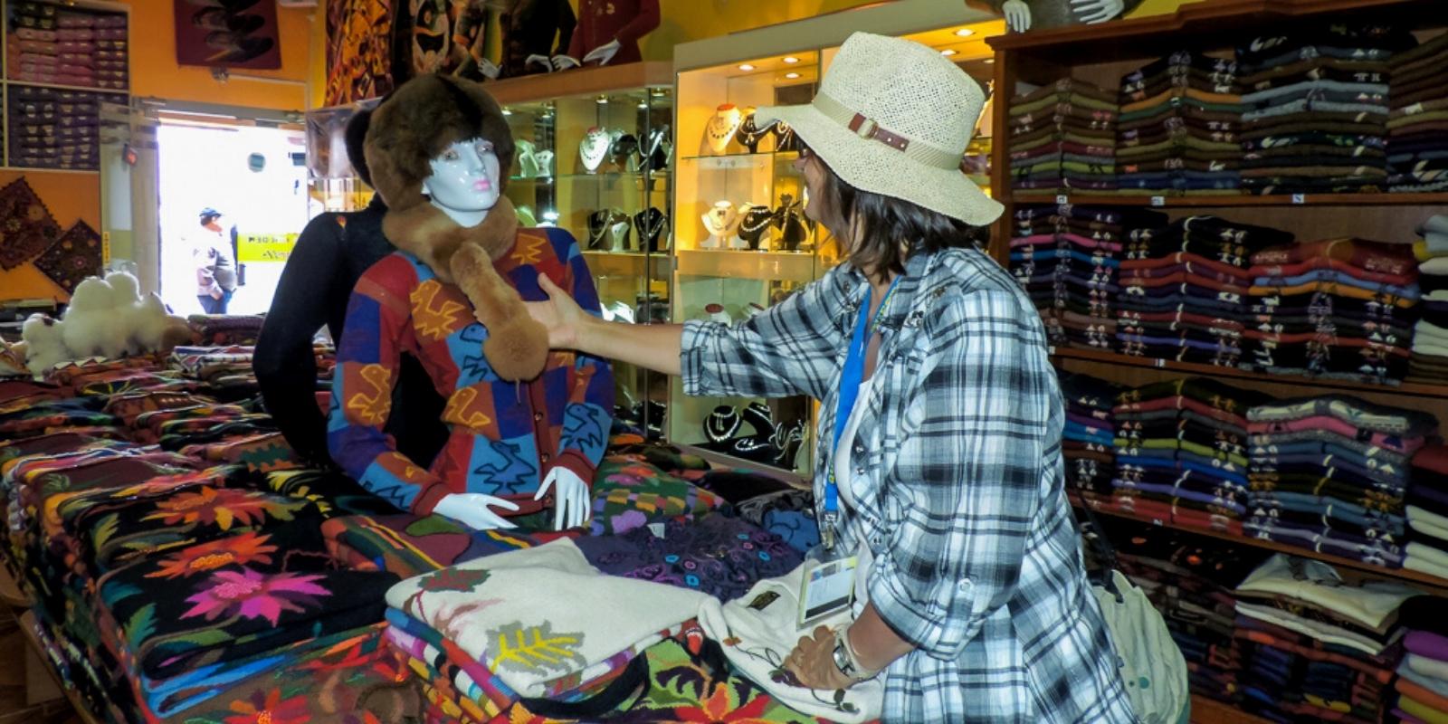 10 best souvenirs of Peru you should to buy , the alpaca clothes