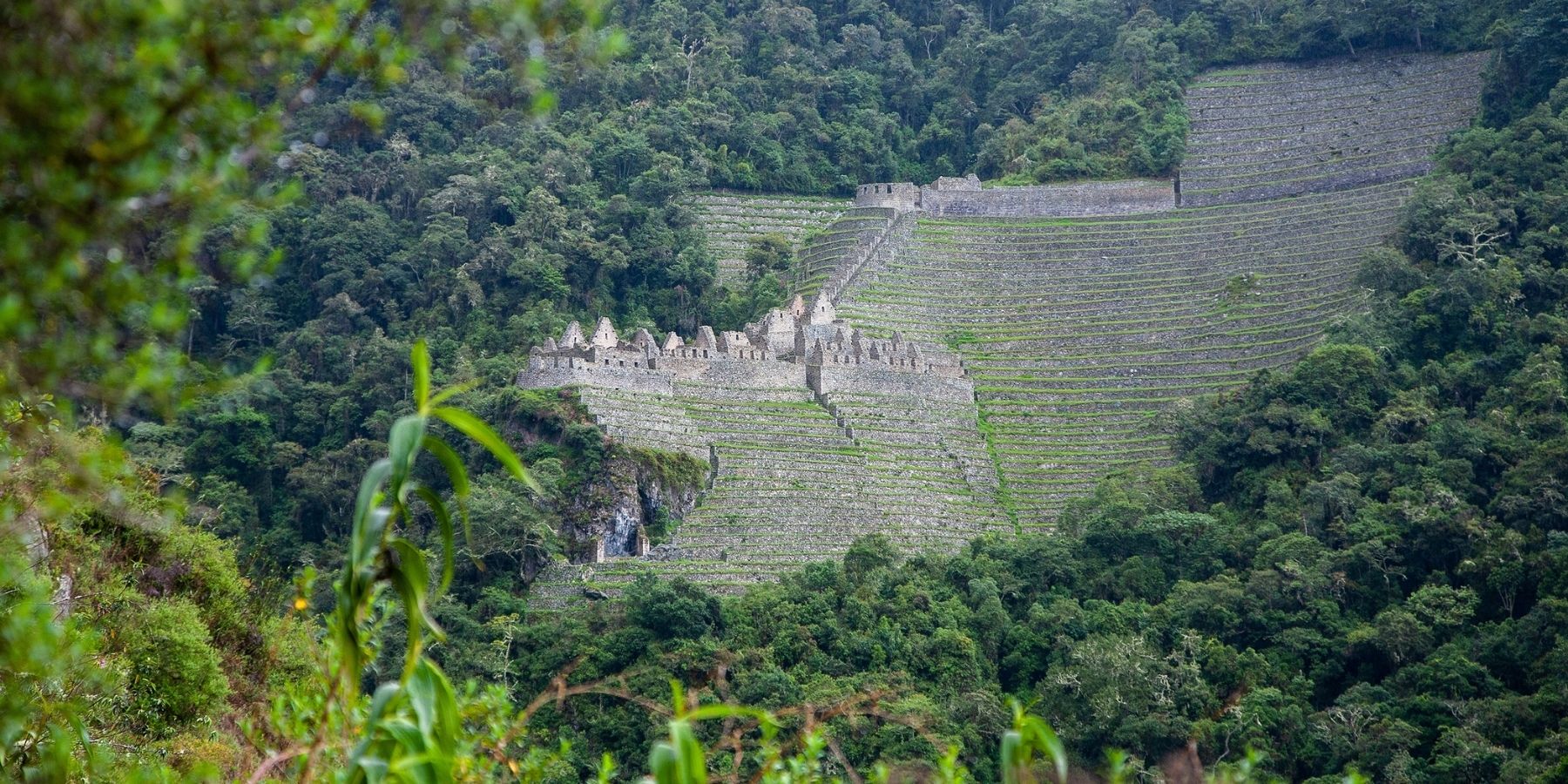 RUINS ON THE INCA TRAIL TO MACHU PICCHU